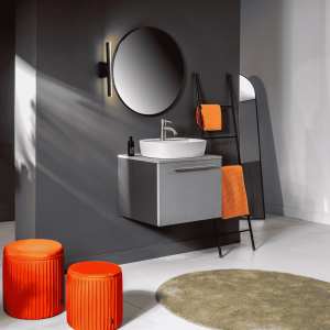 Perfetto per chi cerca un equilibrio tra stile e funzionalità, KORA in finitura rovere è il mobile bagno sospeso che unisce la tradizione nordica a un design pratico e raffinato. La sua finitura in rovere, dal calore naturale e accogliente, dona un tocco genuino all’ambiente, mentre la texture curata esalta un appeal autentico. Dotato di un’ampia anta centrale, offre ampio spazio per riporre prodotti per l’igiene personale e accessori, mantenendo il bagno sempre in ordine. Il manico multifunzione, che facilita l’apertura, funge anche da pratico porta asciugamani, ottimizzando lo spazio con intelligenza. Inoltre, grazie al design sospeso, KORA garantisce una sensazione di leggerezza visiva e semplifica la pulizia del pavimento.